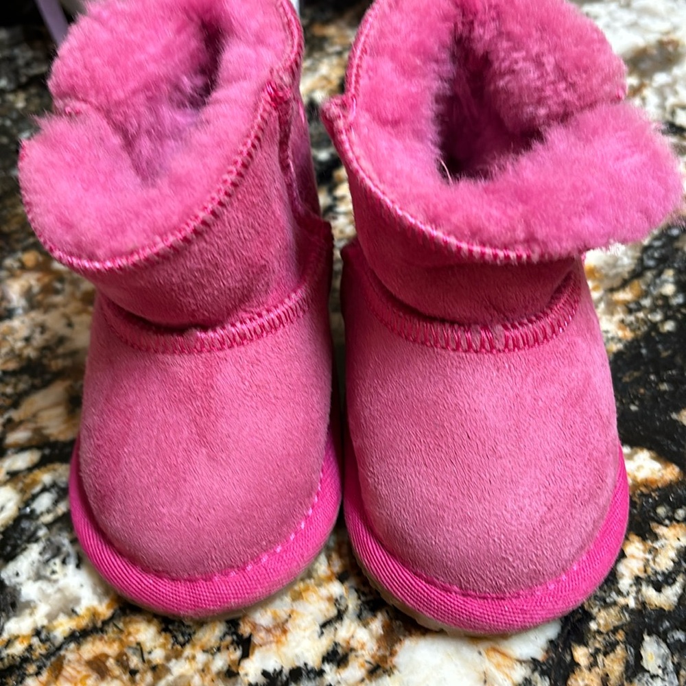 Toddler girls pink UGGs NO INSIDE TAGS (perfect condition)